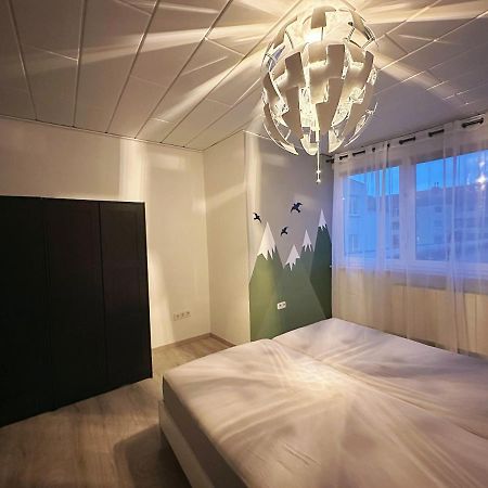 Zimmer In Reihenhaus Mit Terrasse Duisburg Exterior foto