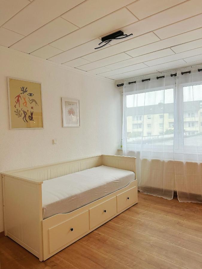 Zimmer In Reihenhaus Mit Terrasse Duisburg Exterior foto