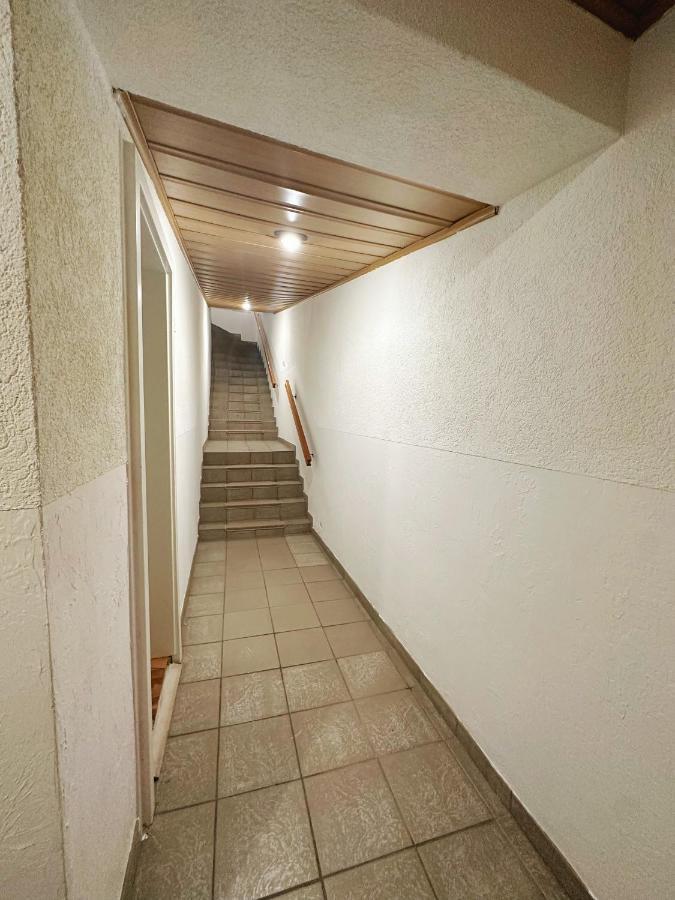 Zimmer In Reihenhaus Mit Terrasse Duisburg Exterior foto
